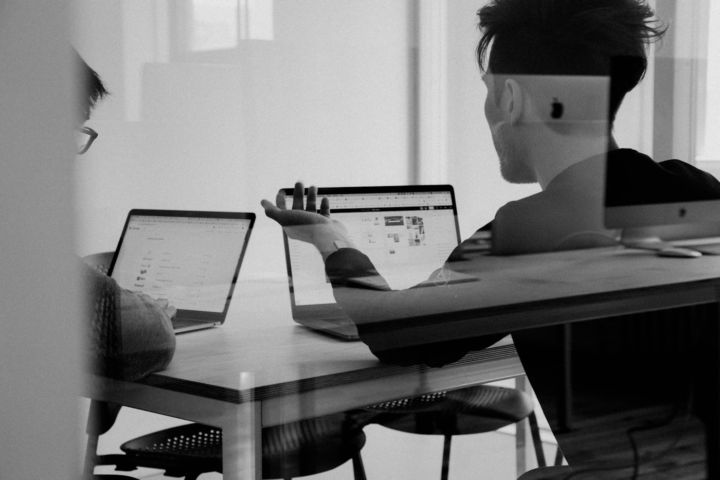 Student pracuje na laptopu během kurzu vydělávání s AI